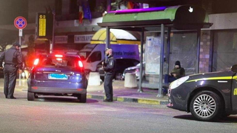 Violano il coprifuoco e alla vista dei finanzieri scappano con l’auto