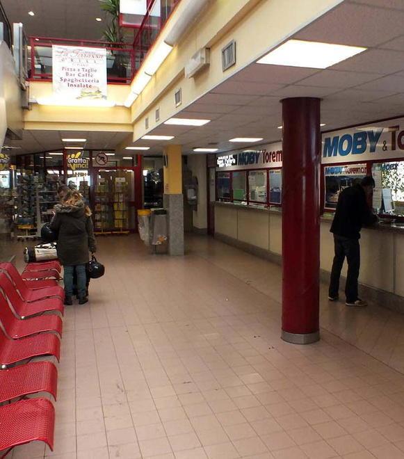 Esplode la protesta dei pendolari «Il bar del porto non può stare chiuso» 