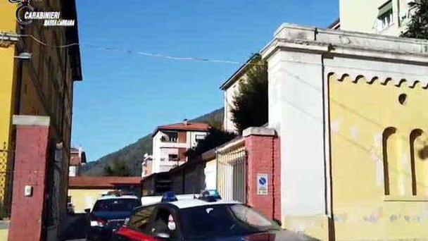 La denuncia della giovane mamma «Lividi e graffi sulla mia bambina»