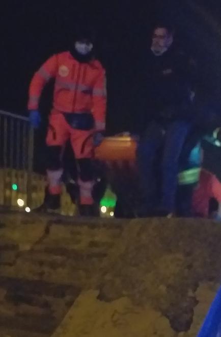 Salvato dai poliziotti dopo essersi buttato in Arno con le mani legate da una fascetta 
