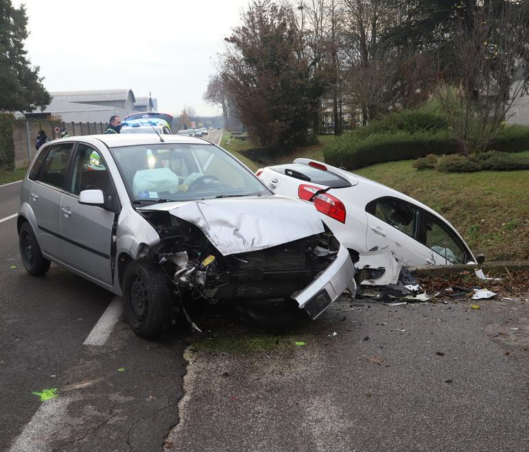 Incrocio sulla Cisa un’auto nel fosso dopo lo schianto In due all’ospedale 