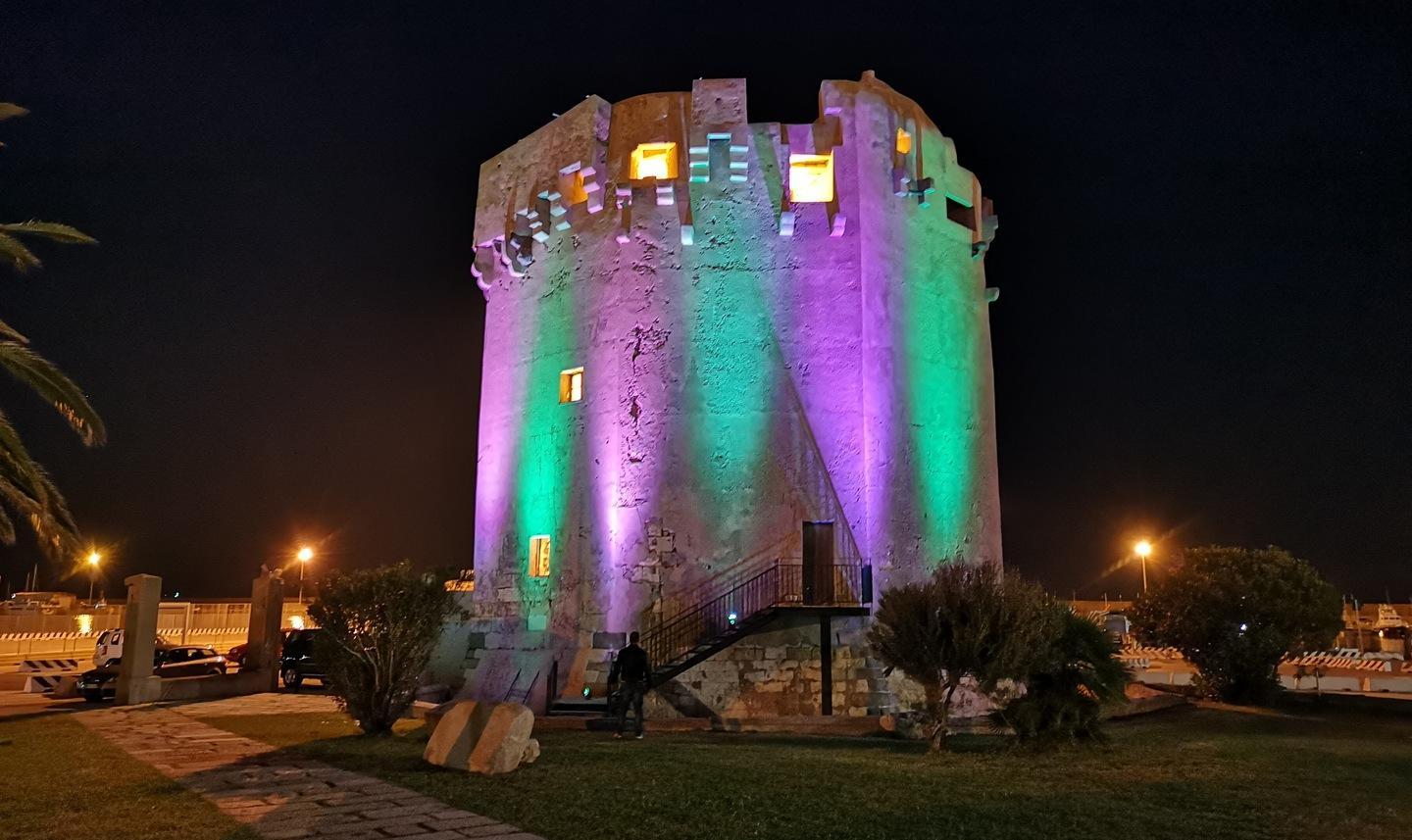 Luci colorate sui monumenti, la città accende la speranza