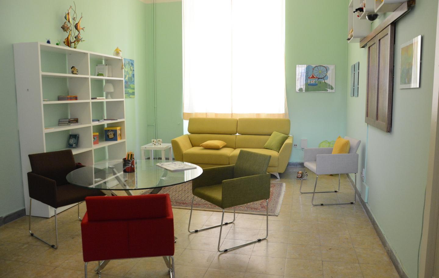 Bimba maltrattata, indagati madre e nonni 