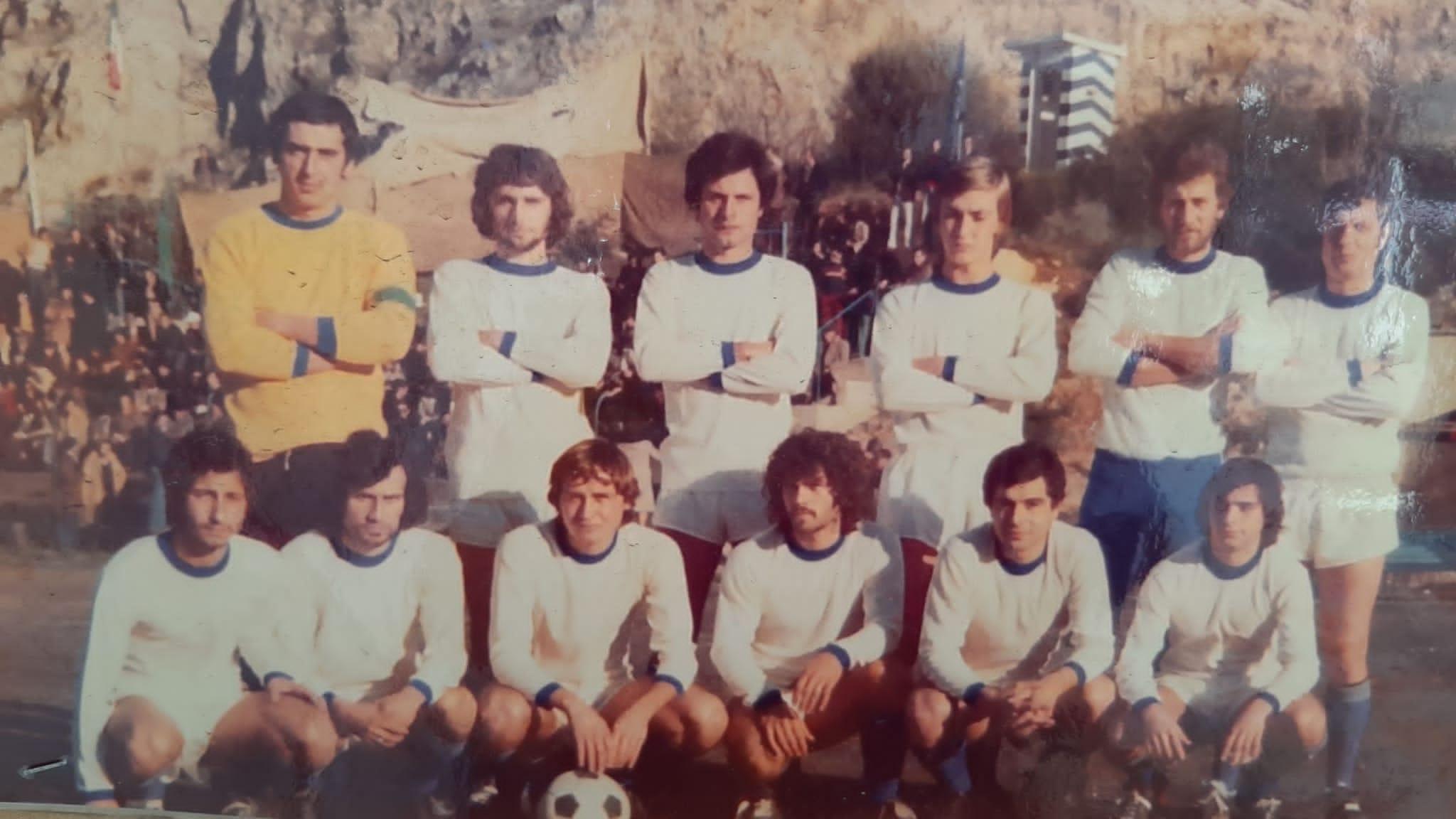 Benedetto Cracolici, giovane calciatore del’Argentario calcio, accovacciato in prima fila quarto da sinistra