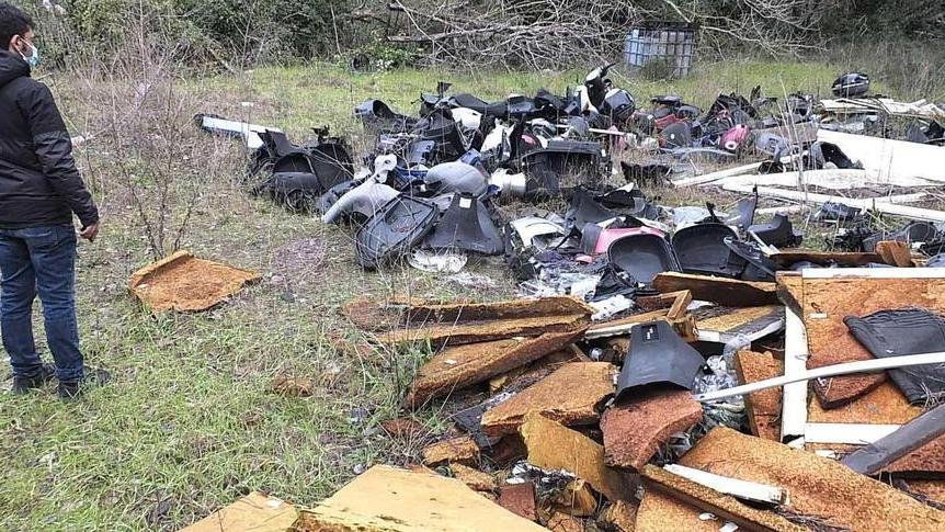Coltano, nella discarica a cielo aperto cresce ancora il cimitero degli scooter