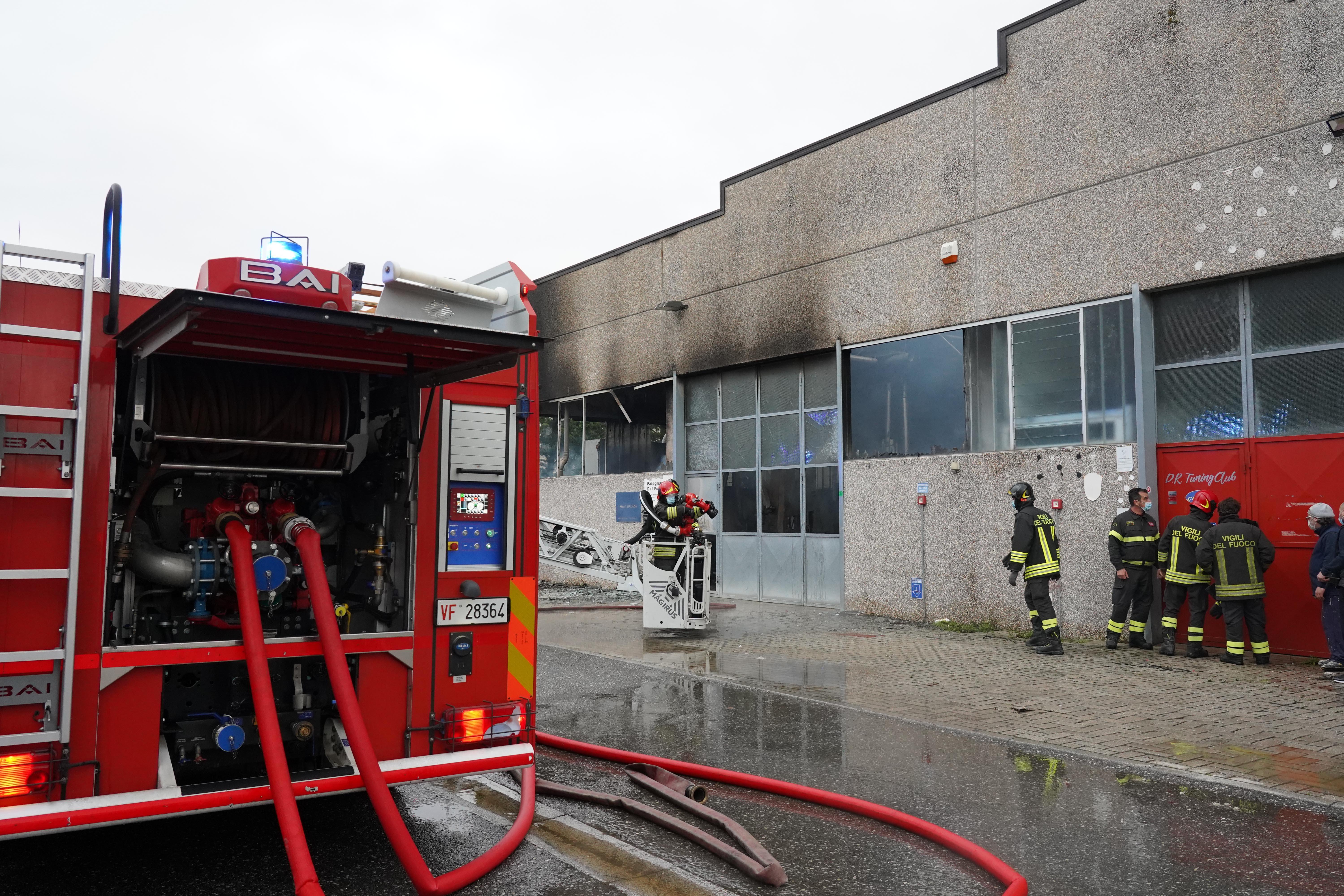 I vigili del fuoco al lavoro per domare l'incendio alla falegnameria di Bientina (Foto Franco Silvi)