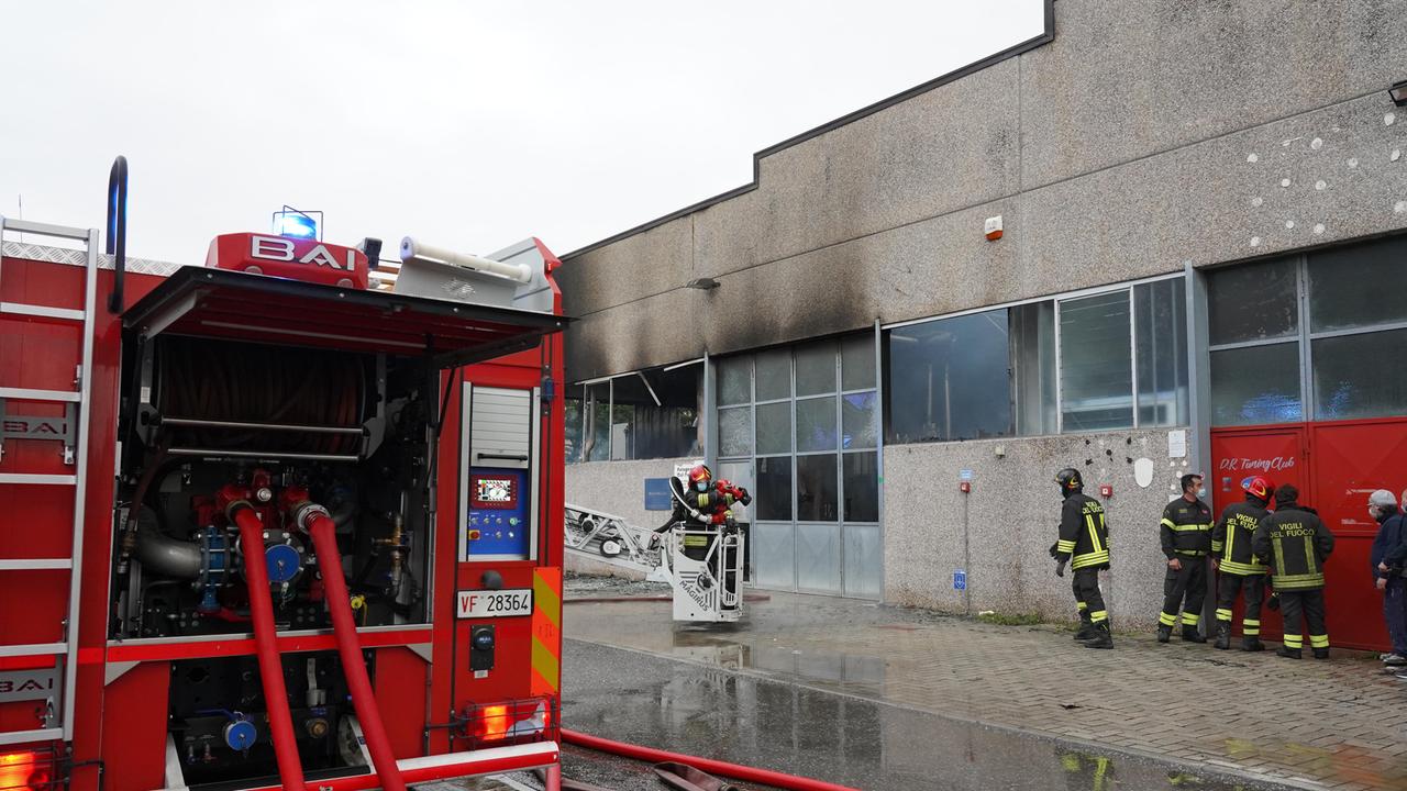 I vigili del fuoco al lavoro per domare l'incendio alla falegnameria di Bientina (Foto Franco Silvi)