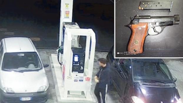Due degli indagati prendono la benzina per incendiare un’auto e nel riquadro una delle pistole sequestrate