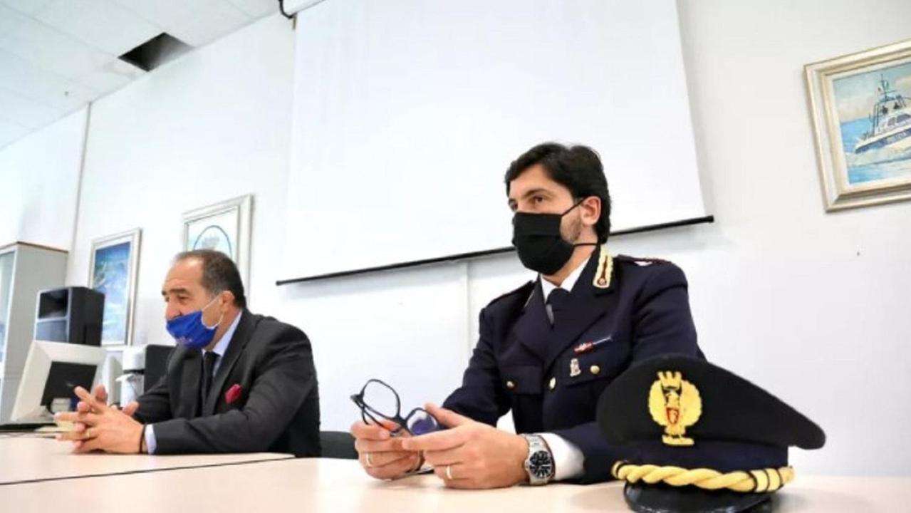 A sinistra il questore Lorenzo Suraci, a destra il vicequestore aggiunto Giuseppe Lodeserto