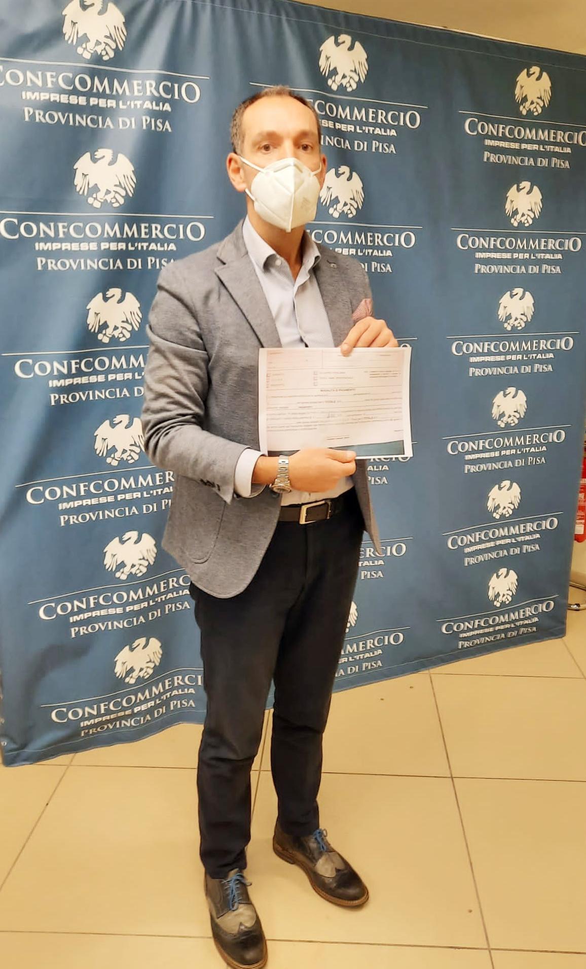 Federico Pieragnoli di Confcommercio mostra il verbale di 400 euro
