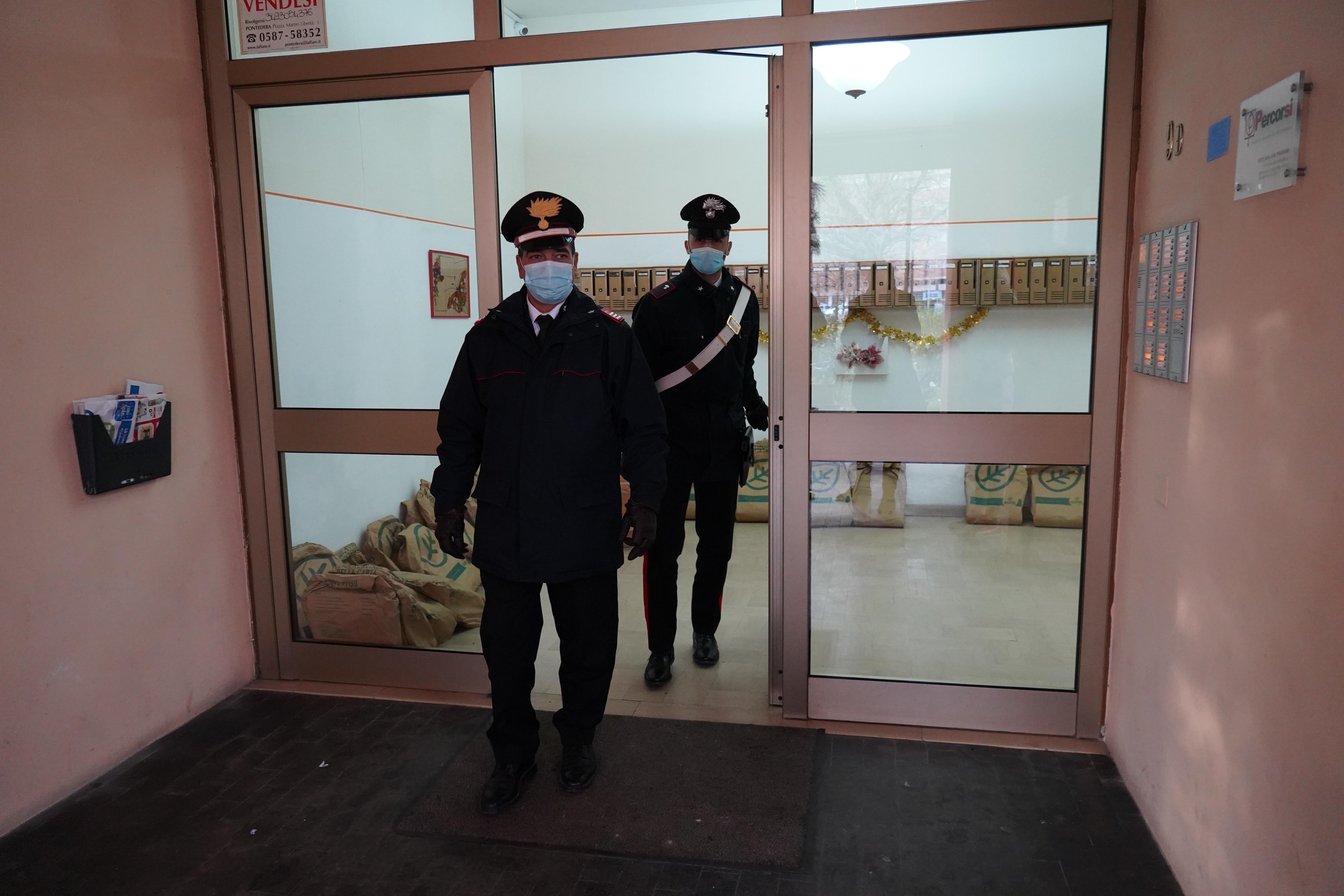 I carabinieri sul luogo dell'aggressione ai danni di una 62enne a Pontedera (Foto Franco Silvi)