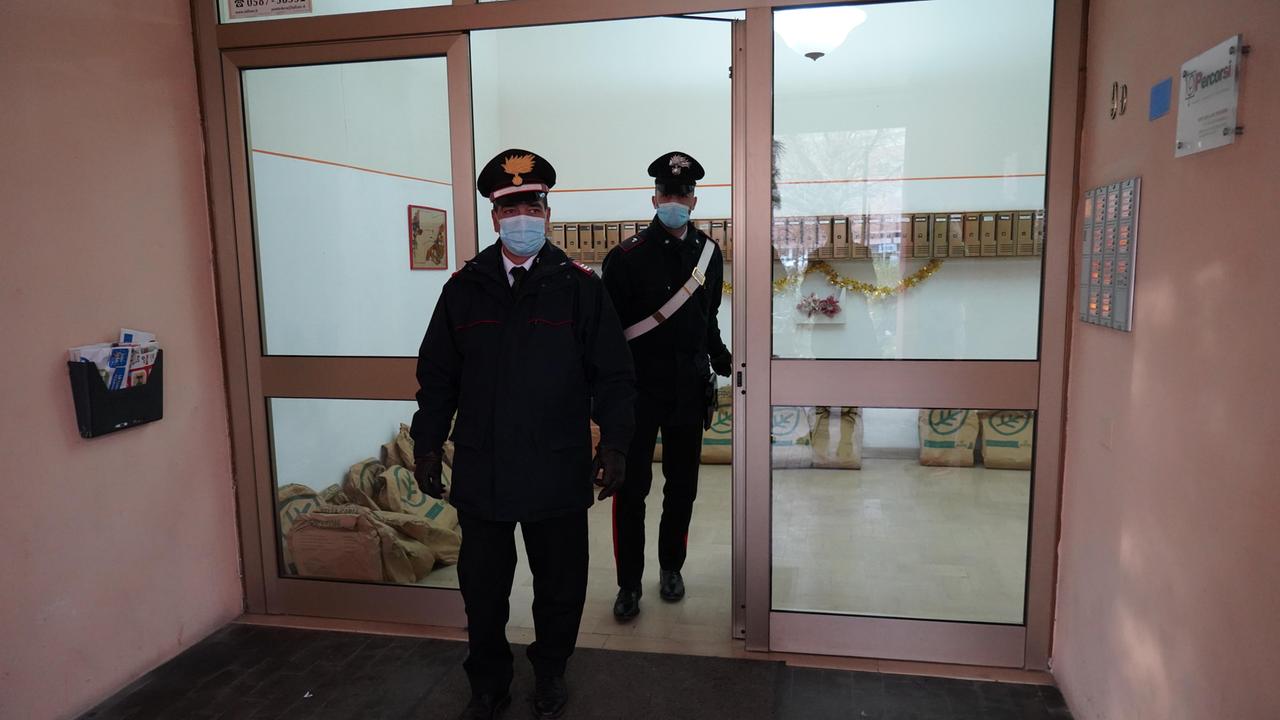 I carabinieri sul luogo dell'aggressione ai danni di una 62enne a Pontedera (Foto Franco Silvi)