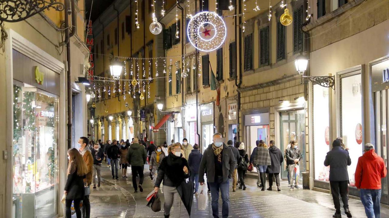 Da arancioni a gialli, poi a rossi: la Toscana a singhiozzo nelle feste di Natale. Vaccino anti-Covid: in arrivo 116mila dosi