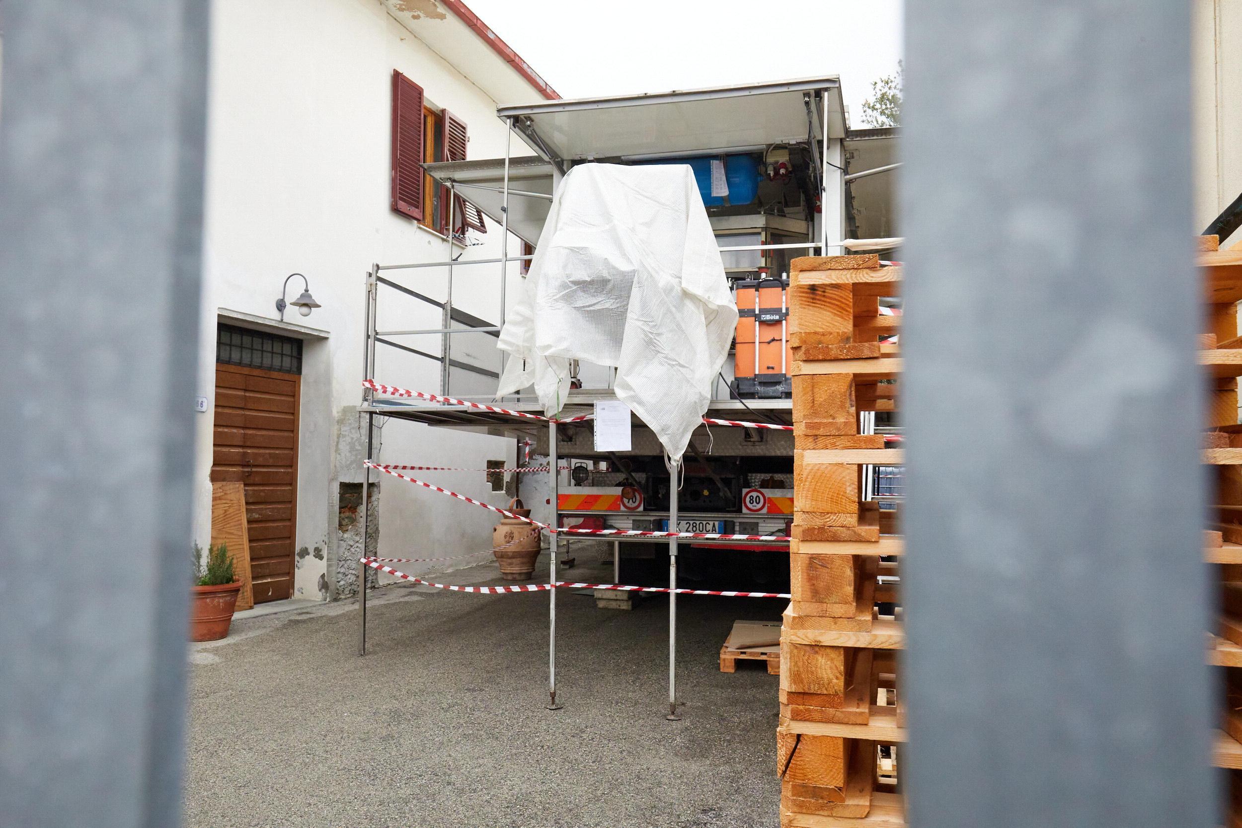 Il macchinario per l'imbottigliamento dove è avvenuto l'infortunio mortale (foto Carlo Sestino)