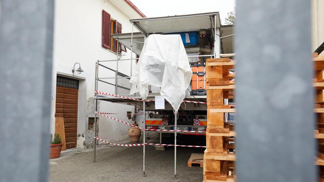 Il macchinario per l'imbottigliamento dove è avvenuto l'infortunio mortale (foto Carlo Sestino)