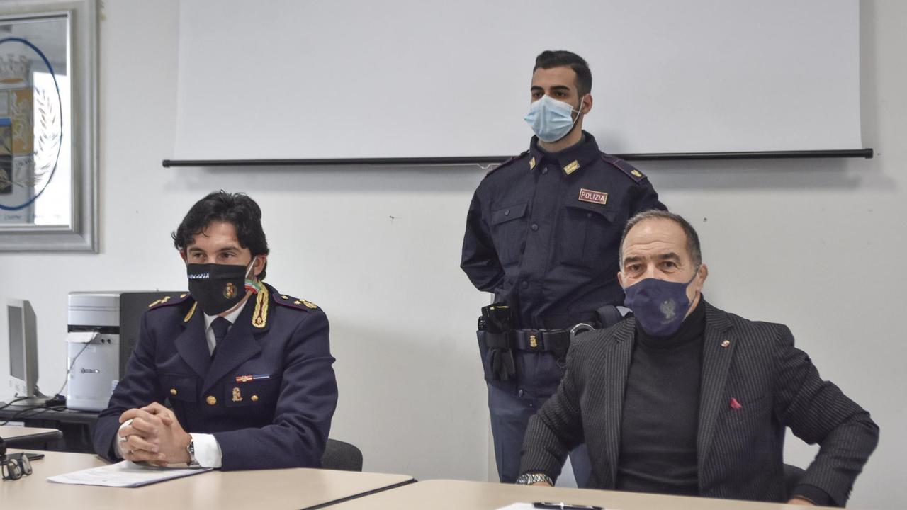 A sinistra il vicequestore aggiunto Giuseppe Lodeserto, a destra il questore Lorenzo Suraci (foto Michele Silvestri)