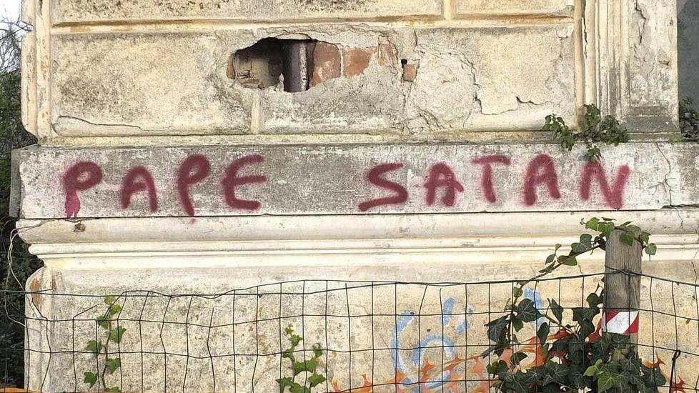L’ultimo sfregio vandalico perpetrato ai danni della Stazione Marconi di Coltano