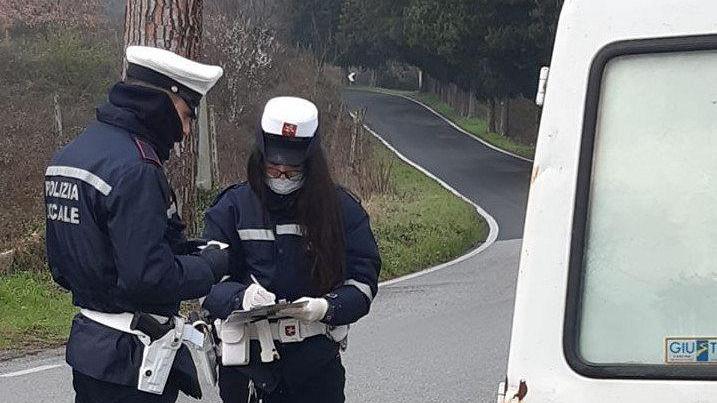 Guidava l’auto senza revisione, bollo e telefonando: multa da 7mila euro