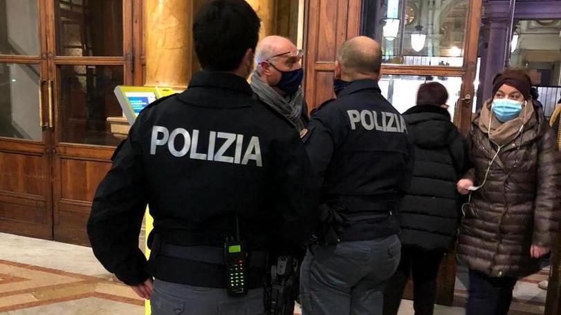 Rabbia e file in strada per entrare alle Poste: «Così è una vergogna»