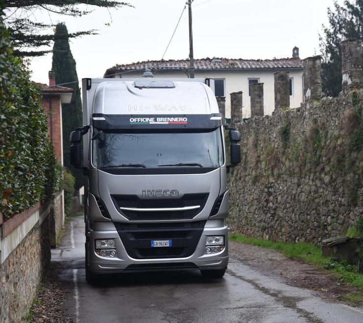 Rischia di perdere braccio schiacciato da un camion mentre scarica la merce