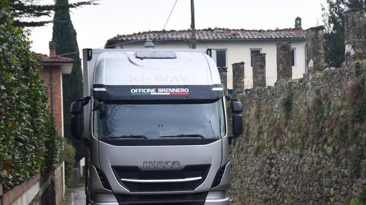 Rischia di perdere braccio schiacciato da un camion mentre scarica la merce