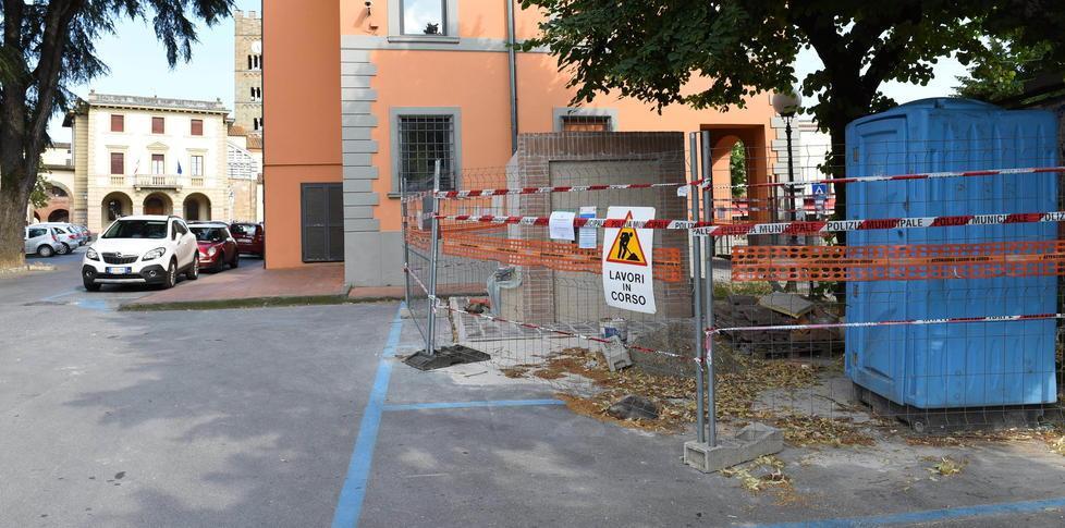 Giunta indagata per il fontanello «Vicenda surreale»