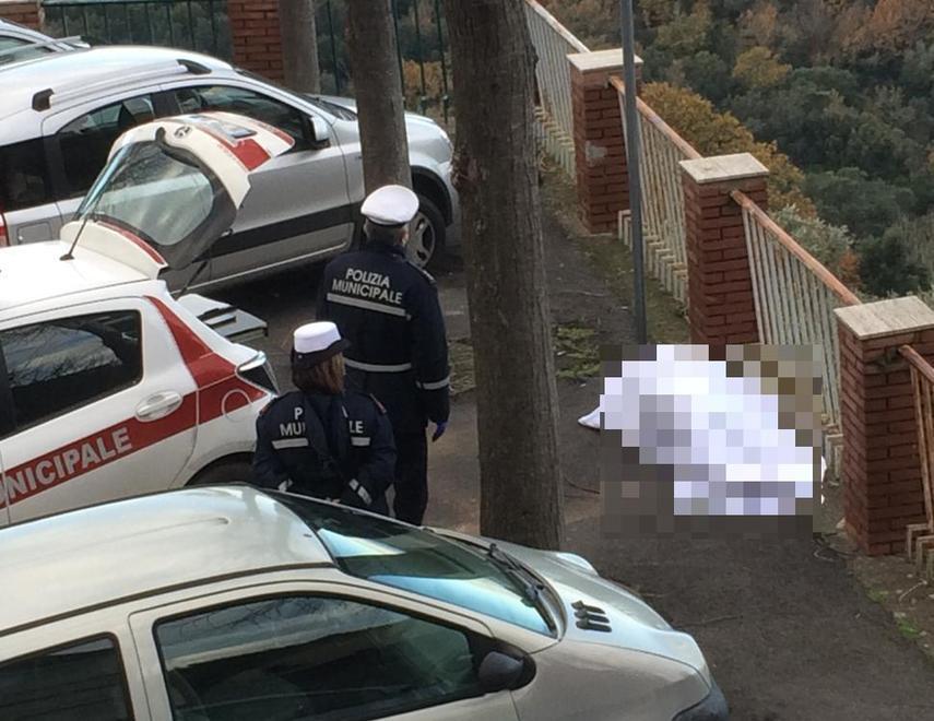 Trovato senza vita sul ciglio della strada 