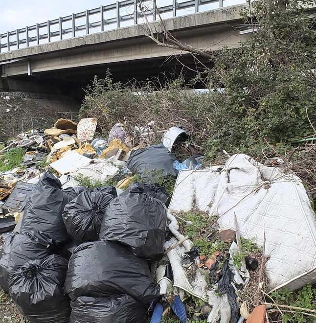 Tonnellate di rifiuti anche sotto il ponte 