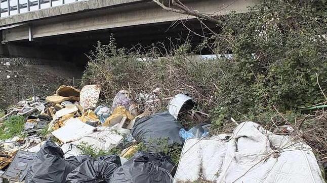 Tonnellate di rifiuti anche sotto il ponte