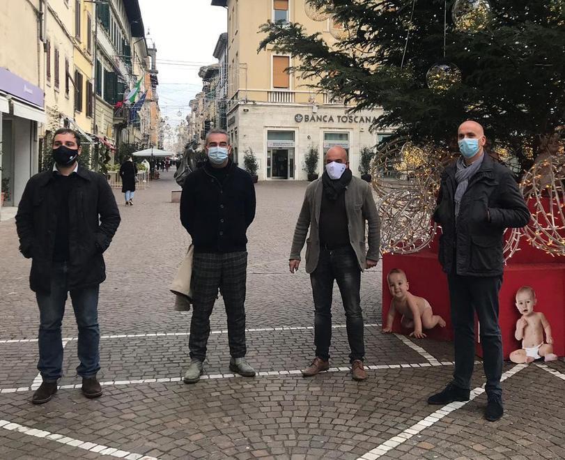 Letterine, dolcetti e selfie col Babbo Natale nella “bolla”