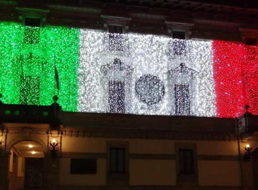 Un tricolore sul Comune