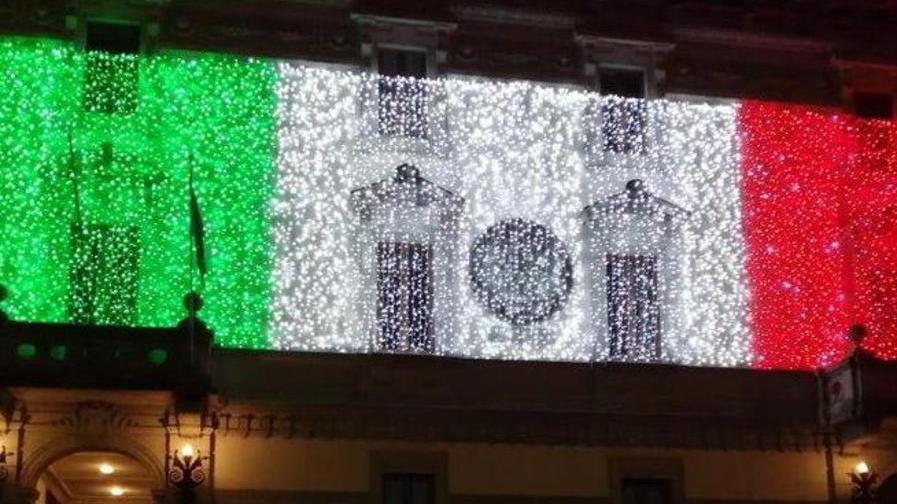 Un tricolore sul Comune