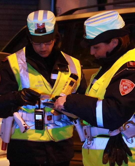 La polizia municipale chiude un barbiere