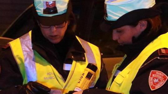 La polizia municipale chiude un barbiere