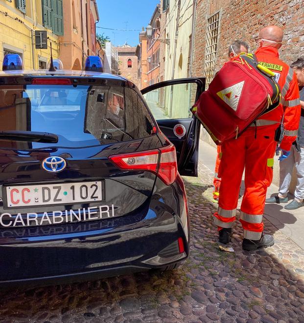 Anziana cade in casa Bloccata per 4 giorni la salva l’assicuratrice 