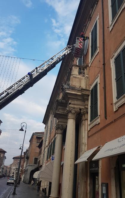 Rimosso lo stemma vescovile