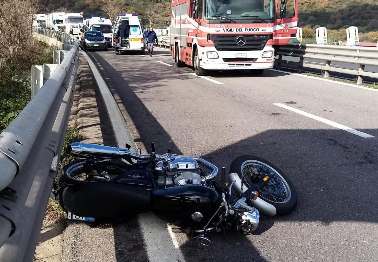 Schianto con la moto, muore un 44enne 