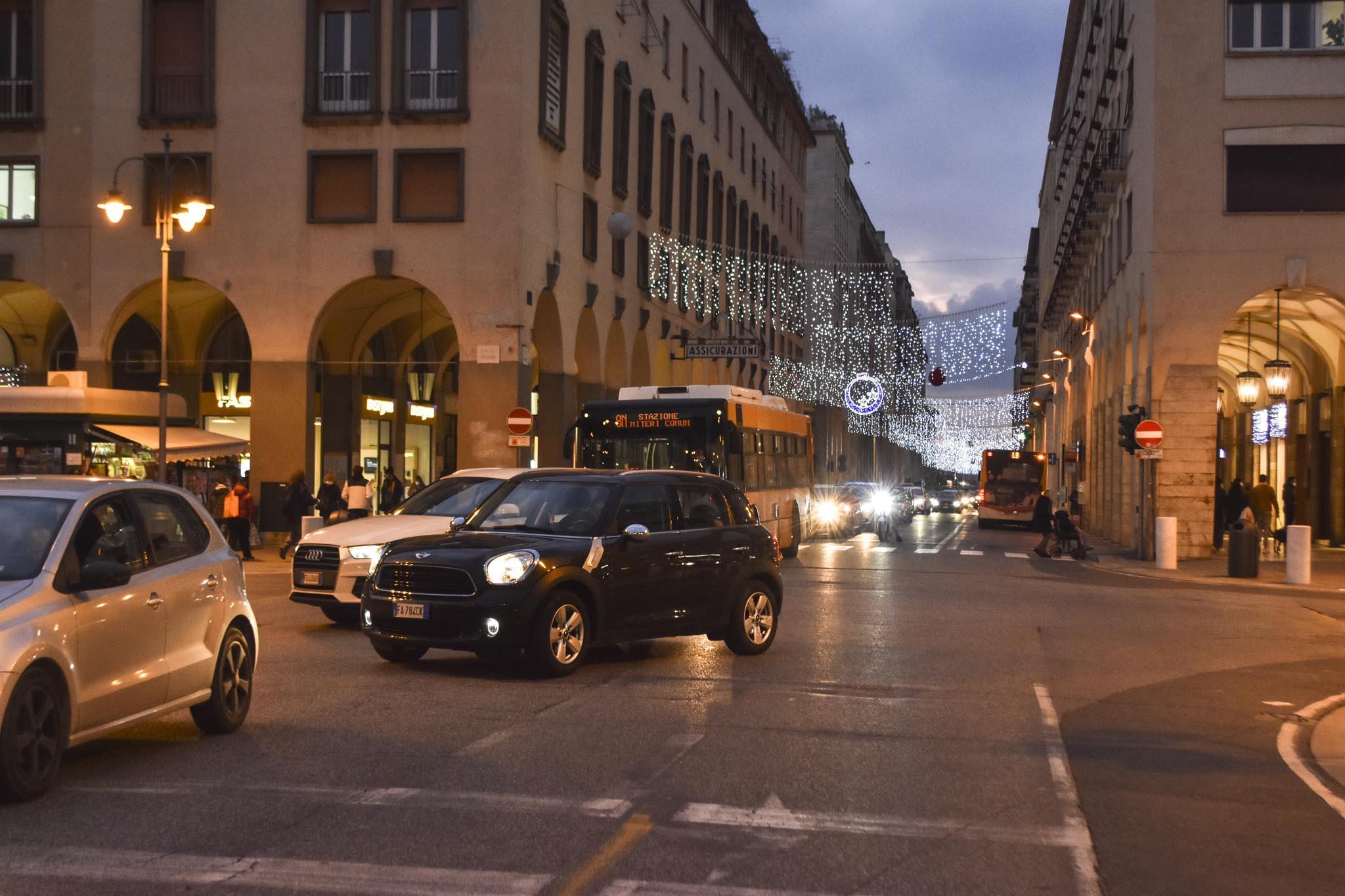 Due corsie dei bus cordoli e un tratto pedonale: ecco le tre ipotesi per la via Grande 