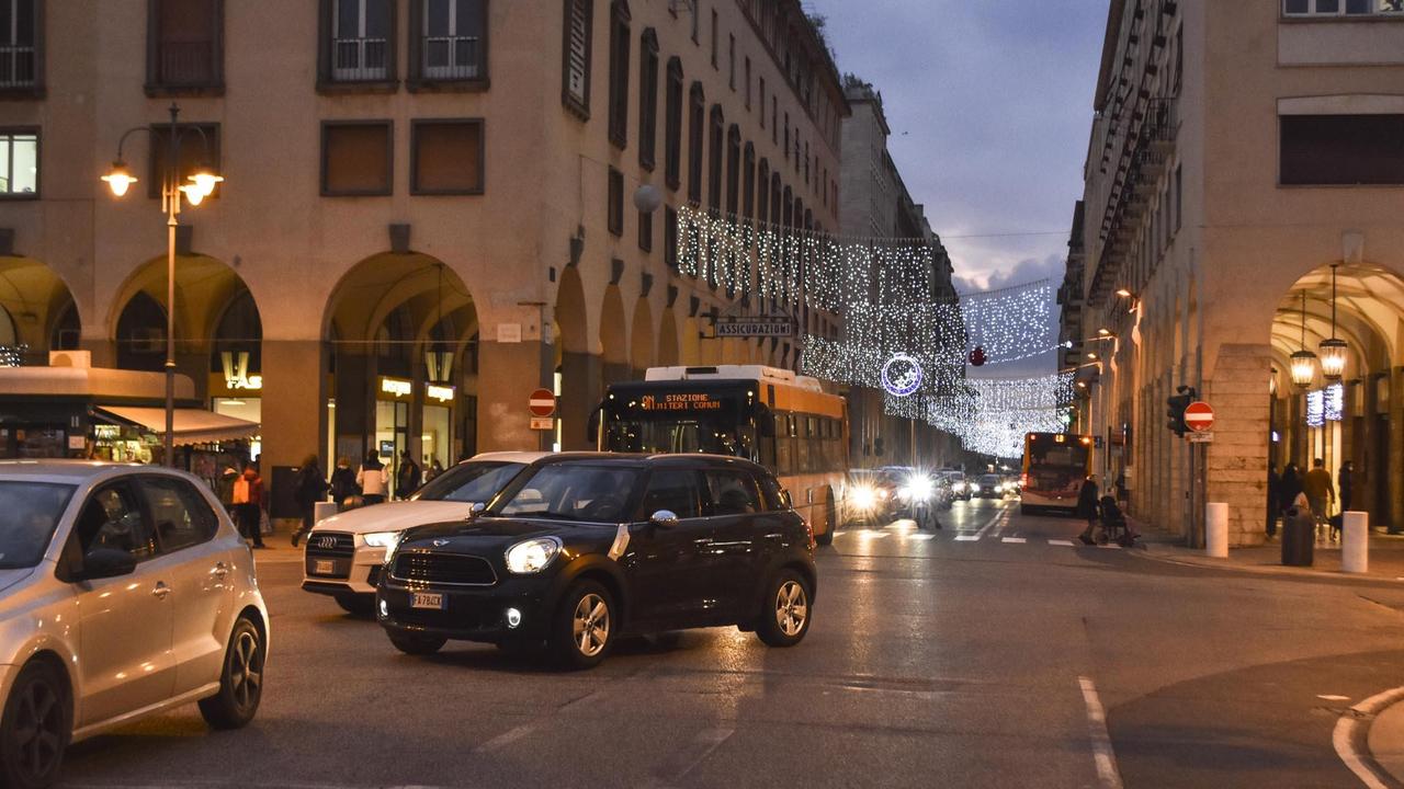 Due corsie dei bus cordoli e un tratto pedonale: ecco le tre ipotesi per la via Grande