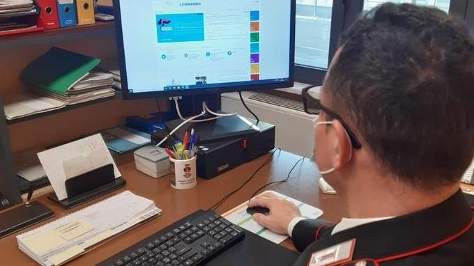 «Sono direttrice di banca» e le ruba 34mila euro