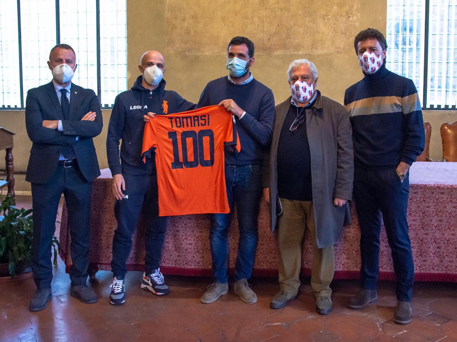 Per il Centenario della Pistoiese, un amagli anumero 100 al sindaco Alessandro Tomasi