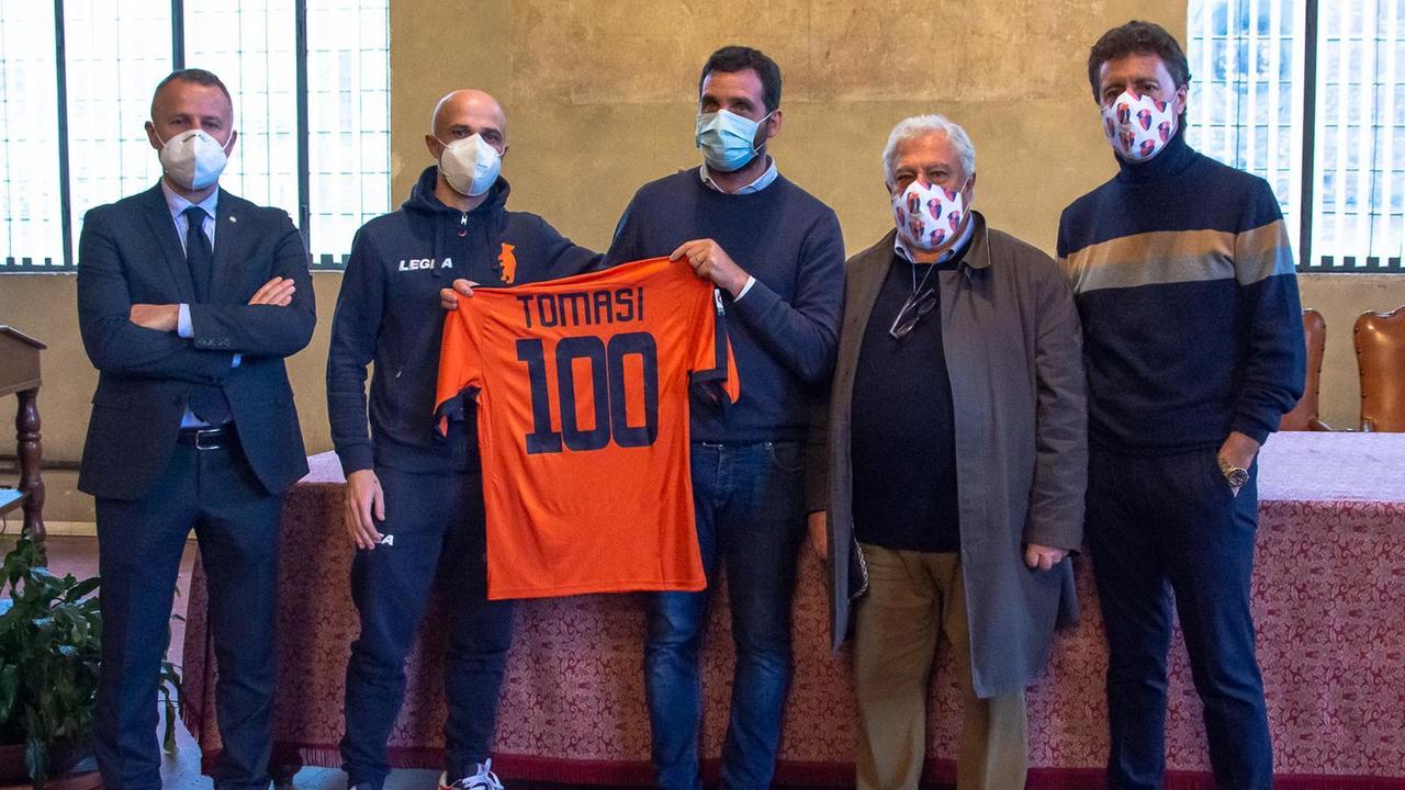 Per il Centenario della Pistoiese, un amagli anumero 100 al sindaco Alessandro Tomasi