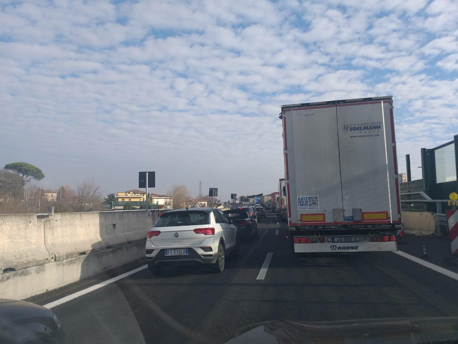 Lavori a sorpresa sulla Firenze-Mare, autostrada chiusa: è il caos. "Una vergogna"