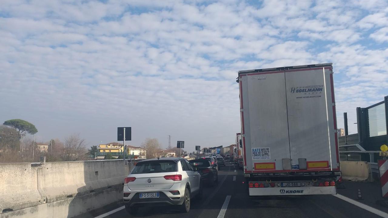 Lavori a sorpresa sulla Firenze-Mare, autostrada chiusa: è il caos. "Una vergogna"
