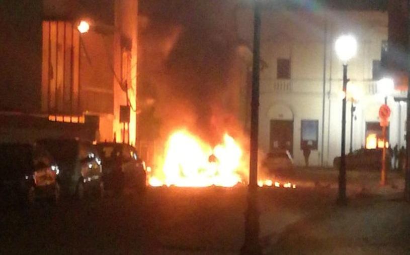 Auto si incendia ed esplode. Bondenese ustionato alle mani