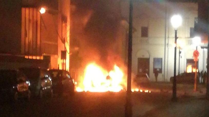 Auto si incendia ed esplode. Bondenese ustionato alle mani