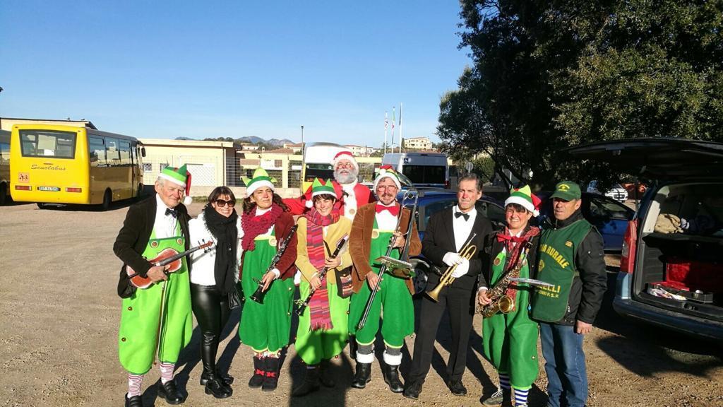 A Loiri Porto San Paolo tour di Babbo Natale con gli elfi