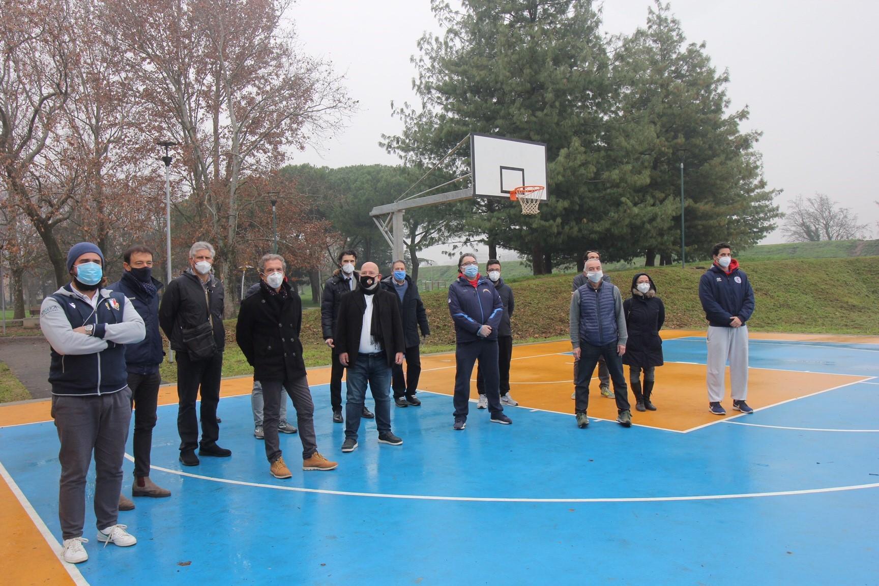 Amministratori e progettisti nel nuovo campo di basket in viale Montegrappa