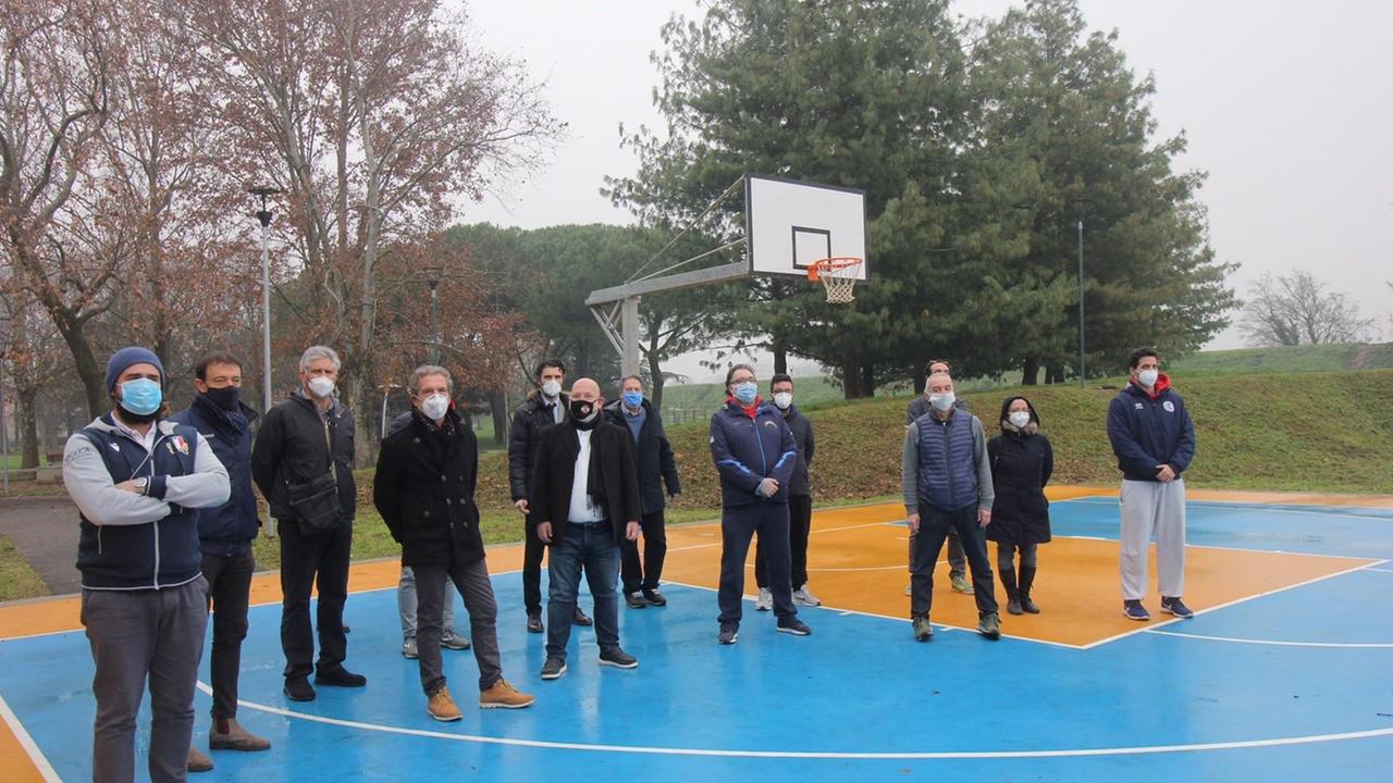 Amministratori e progettisti nel nuovo campo di basket in viale Montegrappa