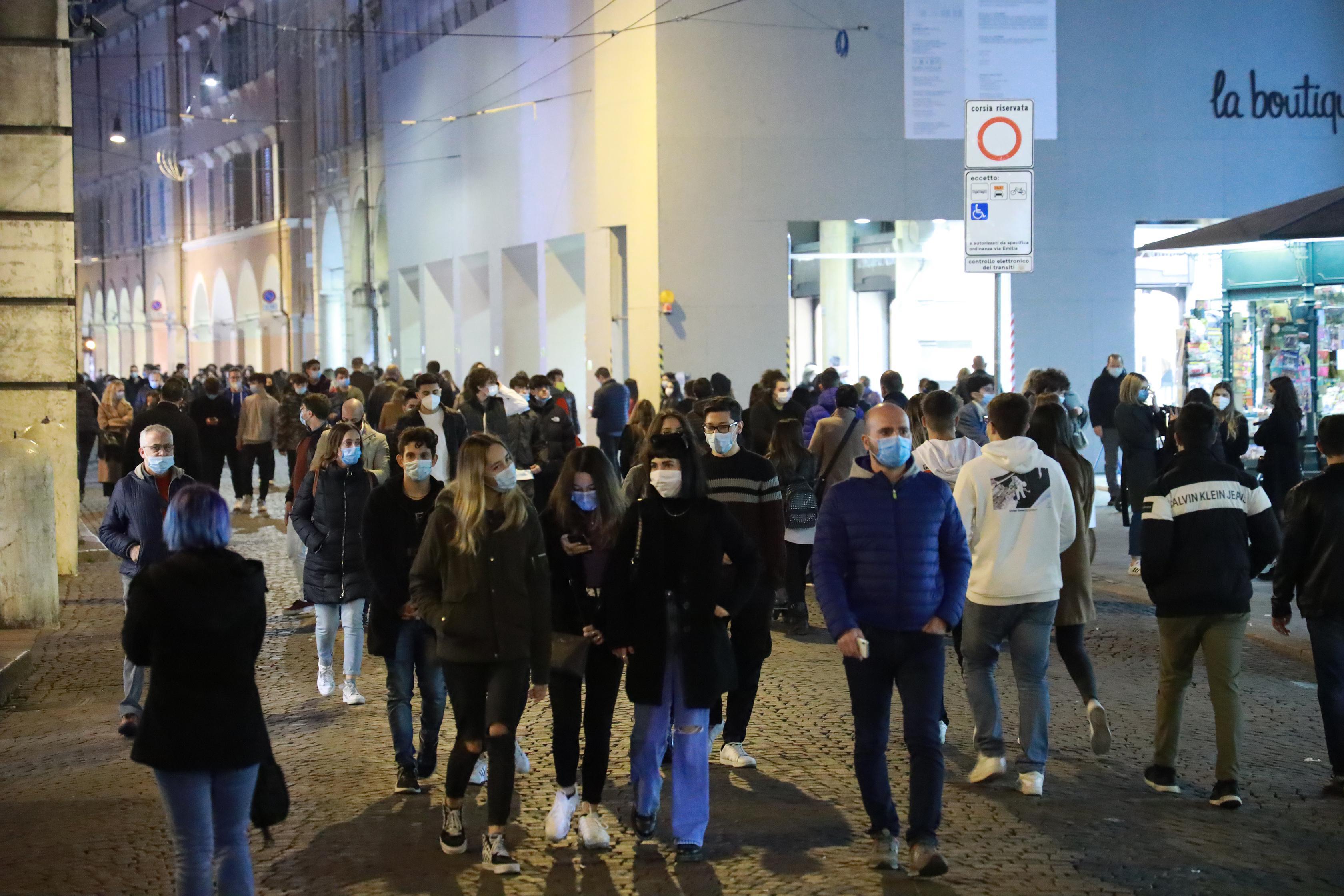 Modena, ecco l'ordinanza: le regole per evitare assembramenti in centro storico